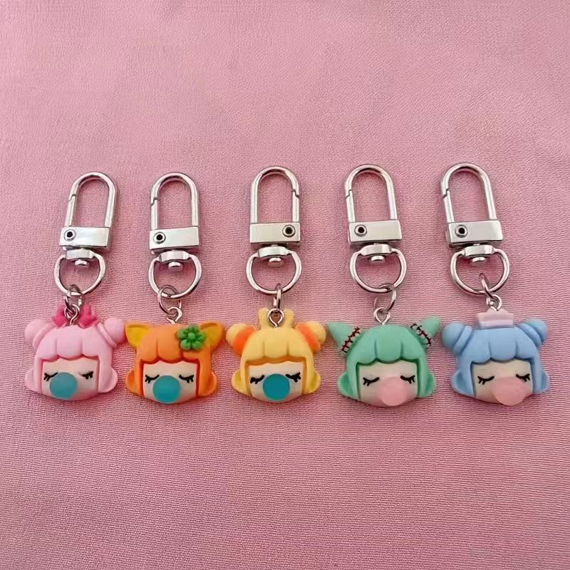 Gaming Accessories Gifts - 樹脂製の女の子キーホルダー5個セット、バッグや車のアクセサリーに最適、素晴らしいギフトの選択肢です。