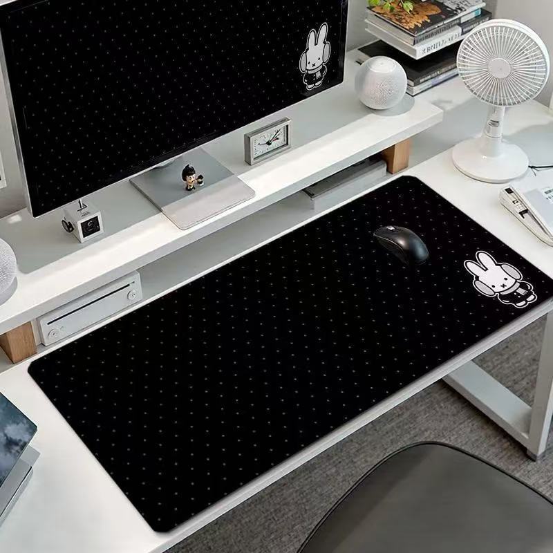 かわいいミッフィーうさぎの大型マウスパッド、カワイイバニーヘ - Gaming Accessories Table のレビューと価格