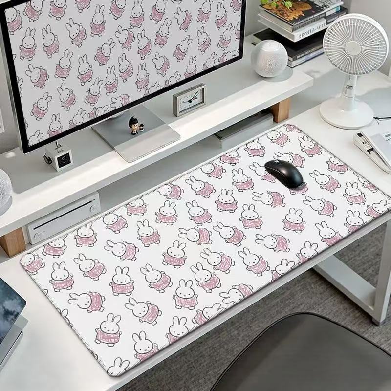 かわいいミッフィーうさぎの大型マウスパッド、カワイイバニーヘ - Gaming Accessories Table のレビューと価格